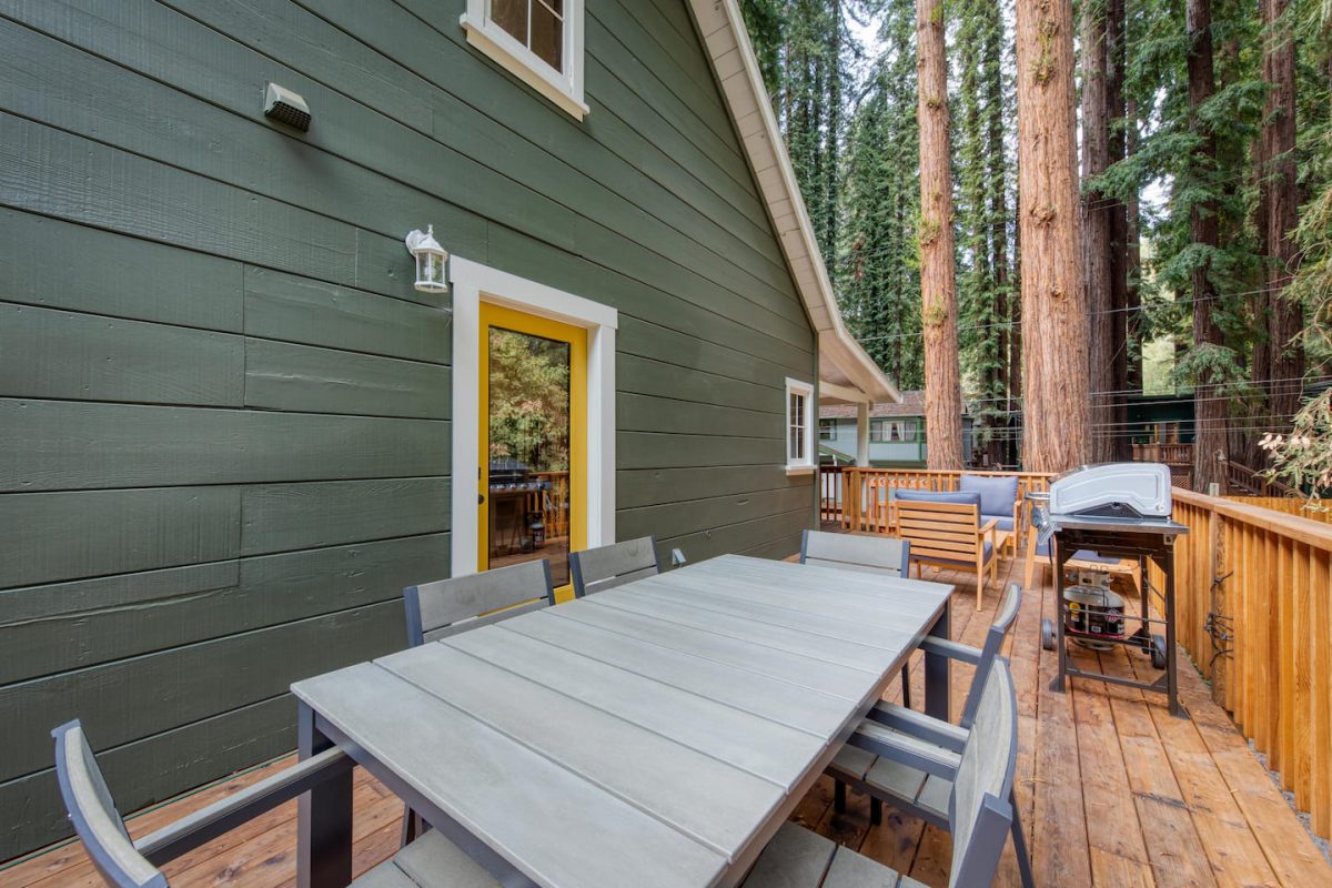 outdoor patio with patio table and 6 patio chairs