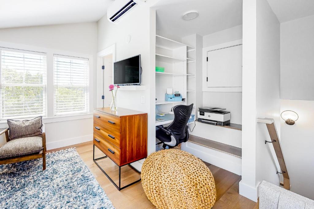 bedroom with dresser, and decorative table