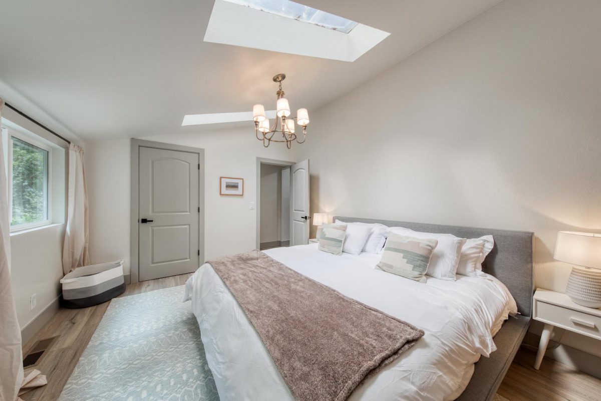 bedroom with two side tables and lamps