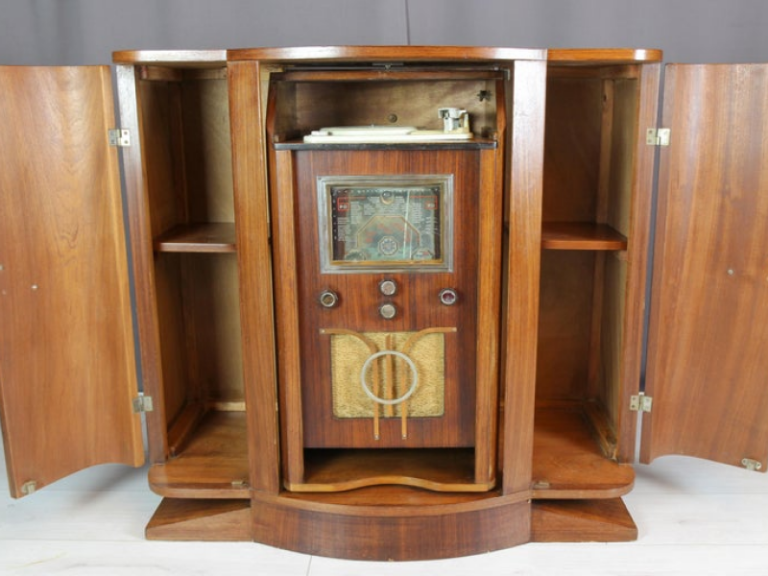 A 1930s style radio cabinet that resembles the Baileys' cabinet.